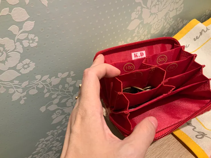 日幣專用的零錢包，幾年前和大學同學一起去日本旅遊，閨蜜送我這個包，我才發現竟然有人會想到開發這種東西，果然不是只有一個人覺得日幣的銅版好多，好難辨識，常常在自動販賣機前，或是搭公車時掏半天，很不好意思捏！