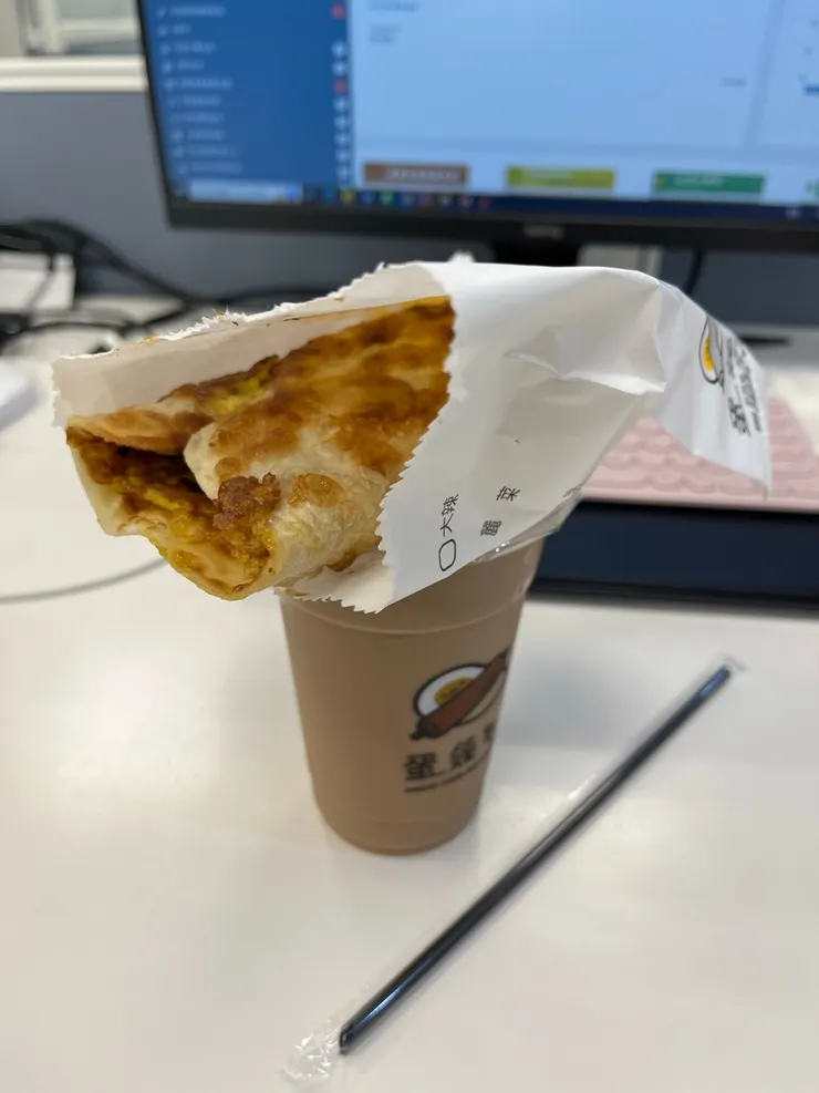 火腿起司蛋餅加鮮奶茶。