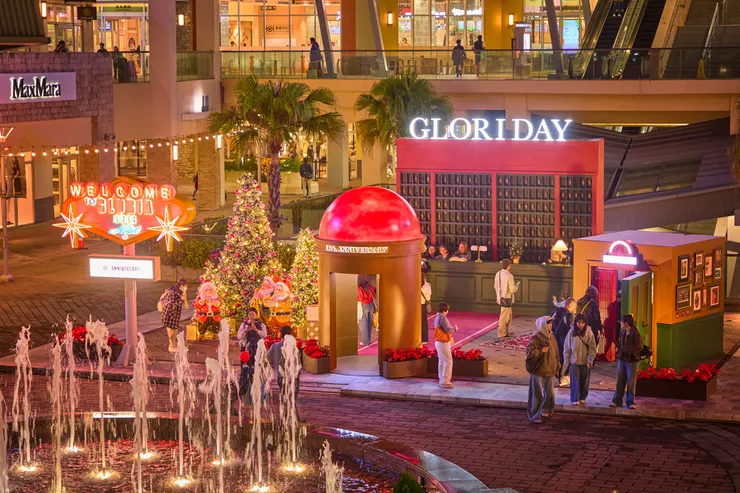 傍晚的一期「Gloria Xmas Hotel」,宛如奇幻聖誕飯店,紅綠相間的櫃檯旁有聖誕小矮人正在吹奏音樂,散發奇幻魔力吸引大家前來探訪