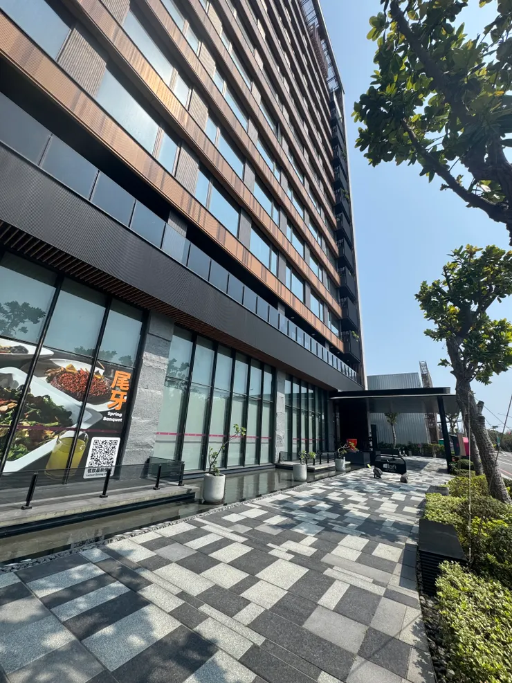 飯店外觀，小小的水池造景