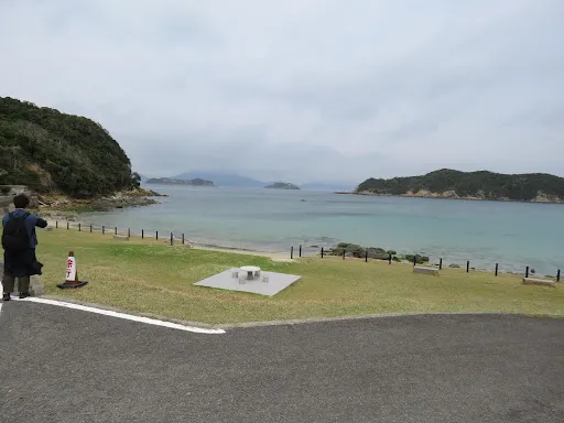 頭之島教堂下坡是寬闊的海邊