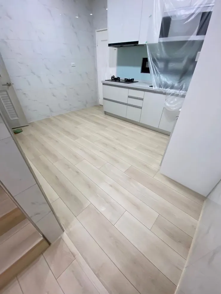 ▲ 廚房與公領域的無縫接軌，利用木地板的延展性，讓小坪數也能擁有大視野。