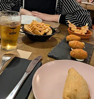 下酒小菜 Tapas：每家餐廳會有各自的特色，有些專注在海鮮類，有些就做得比較家常，可以是小份的沙拉 Ensalada、小份的海鮮燉飯 Paella、伊比利火腿可樂餅 Croquetas de jamón、炸馬鈴薯 Patatas Bravas、炸海鮮 Fritura、西式歐姆雷 Tortilla、小餡餅 Empanada等，選擇多樣，也方便分享。