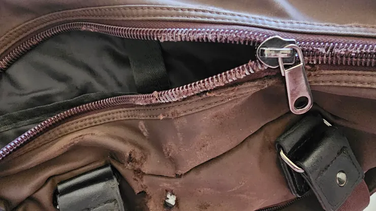 包包磨壞到連拉鍊也卡卡的打不太開!
