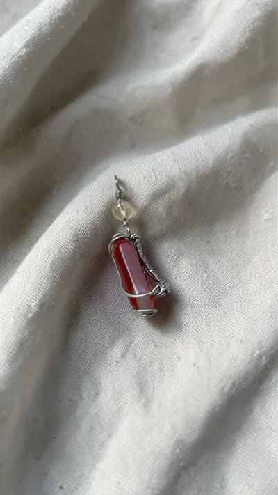 作品集_手作飾品：緋紅之源｜紅瑪瑙六角晶柱吊墜