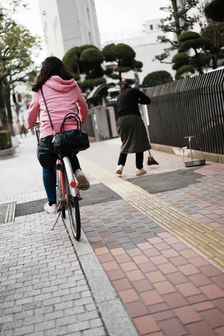 趕著上班的騎士？等等！妳的駐車架！