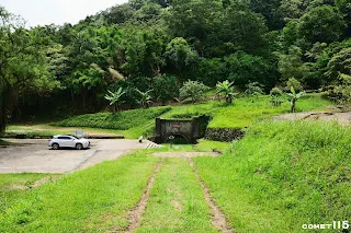 斜坑前方的斜坡是出炭的路線，右邊的舊線跡則通往捨石線