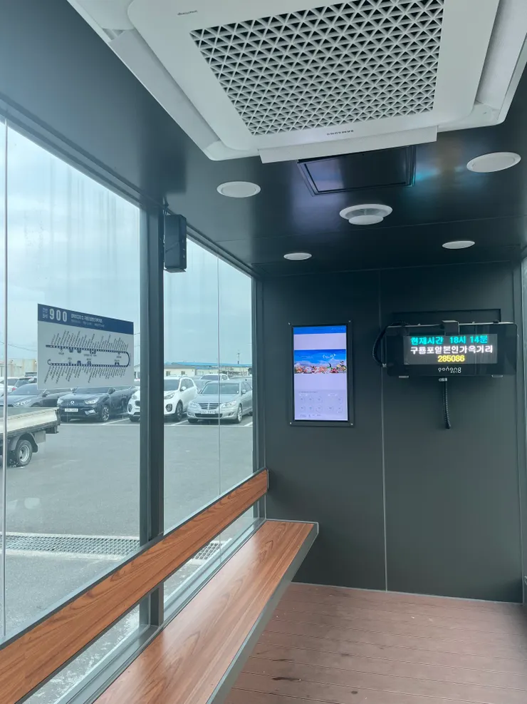 九龍浦日本人家屋路公車站。看到這個室內小空間就代表已經到了。