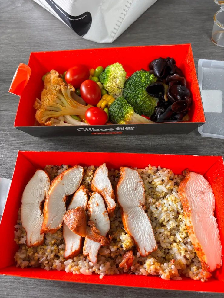 照片中的雞胸肉藜麥飯，很神奇，因為飯的口感與味道有點像粽子般的油飯，好吃。