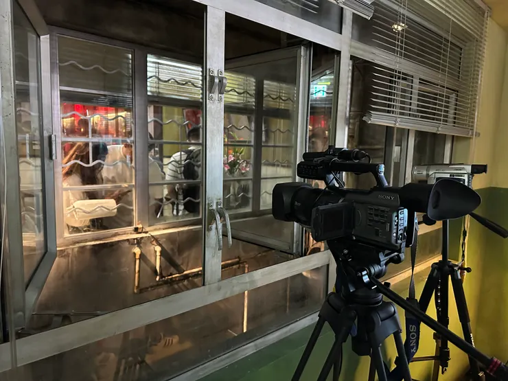 從警方這邊看,就是透過攝錄機監視,從這邊拍打摩斯密碼的照片更有感覺!