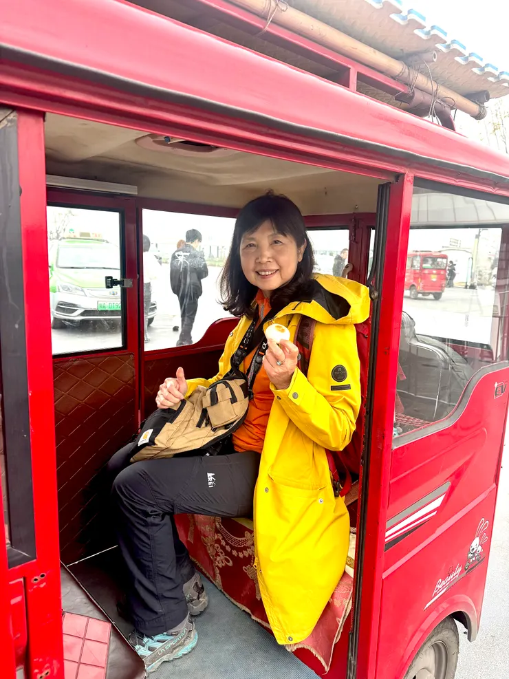 拿著小龍包在擺渡車上留影