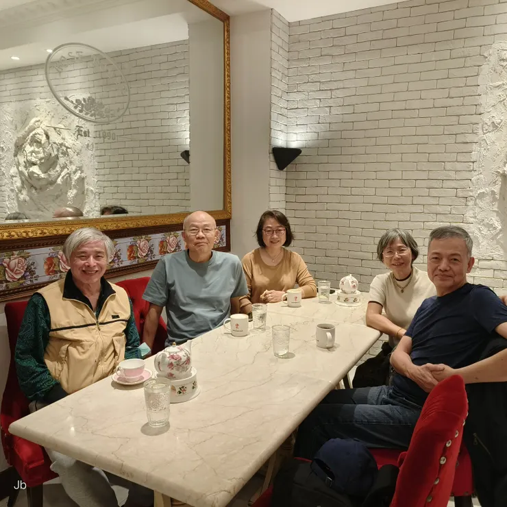 【孫女到校兩老轉身晃悠好時光 街頭閒逛約會同學老友和泡湯！2/20和老同事聚會於古典玫瑰園。】