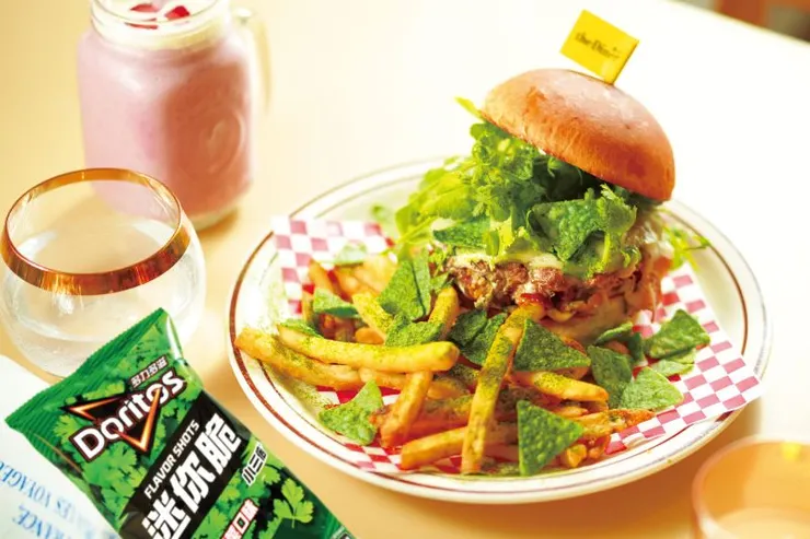 ▲「多力多滋香菜牛肉堡2.0」，售價450元，將原有香菜牛肉堡升級，是香菜控不容錯過的風味。