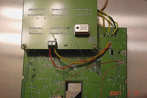 這是兩塊電路板連接完成的照片,照片中細細的銀線是將振盪器頻率傳送給 CD-ROM 電路板