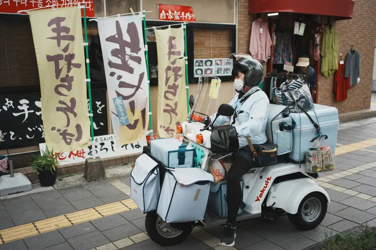 這位大姐的機車吸引了我的目光，我的臉上泛起了微笑，很平常的景象，卻讓我的心情很好。