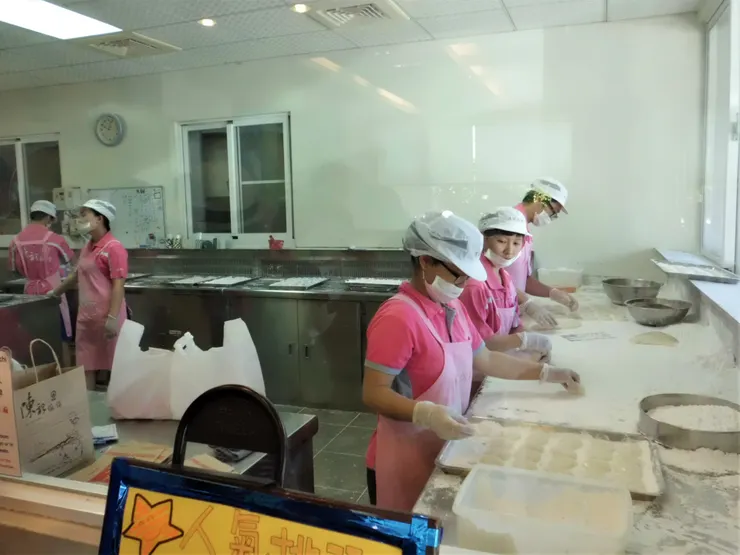 麻糬皮香Ｑ柔軟、稍帶韌性，餡料甜度適中、具有原味