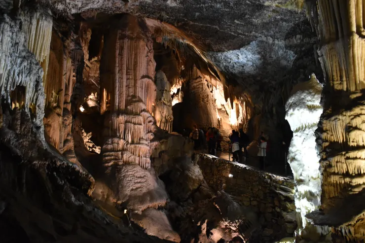 巨大的鐘乳石柱