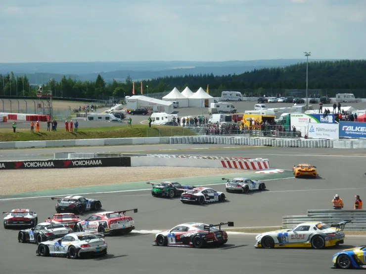 紐柏林24小時賽車現場。