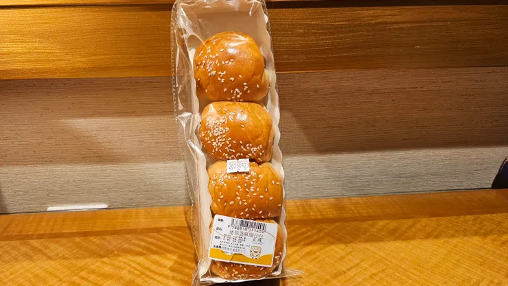  一共有四小顆熱狗麵包!