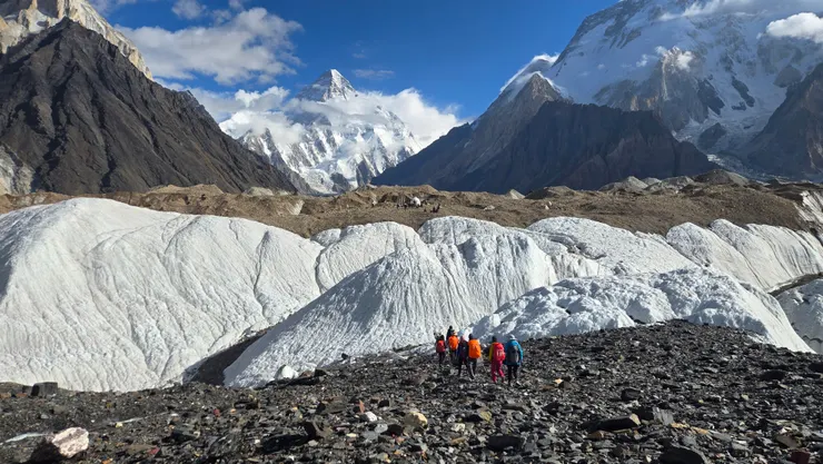 難得的冰河健行景象。