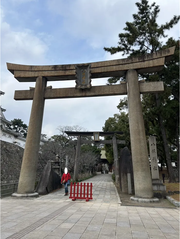 小倉城旁八坂神社鳥居與參道風光