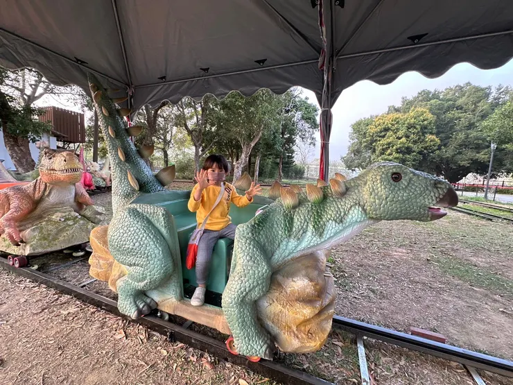 友善的副總叫懿多拍幾台不同的龍。