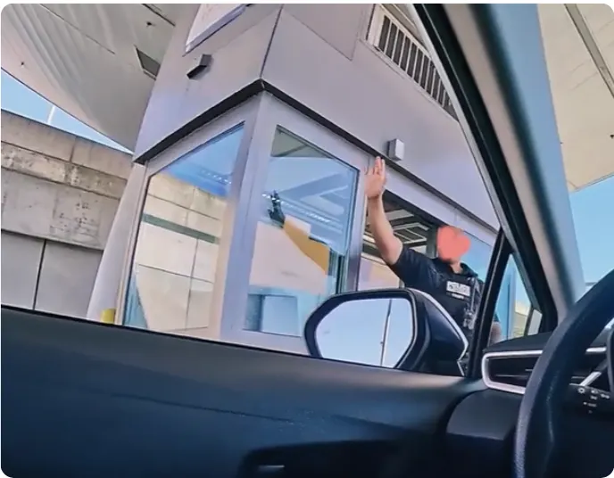 就像台灣早期收費站