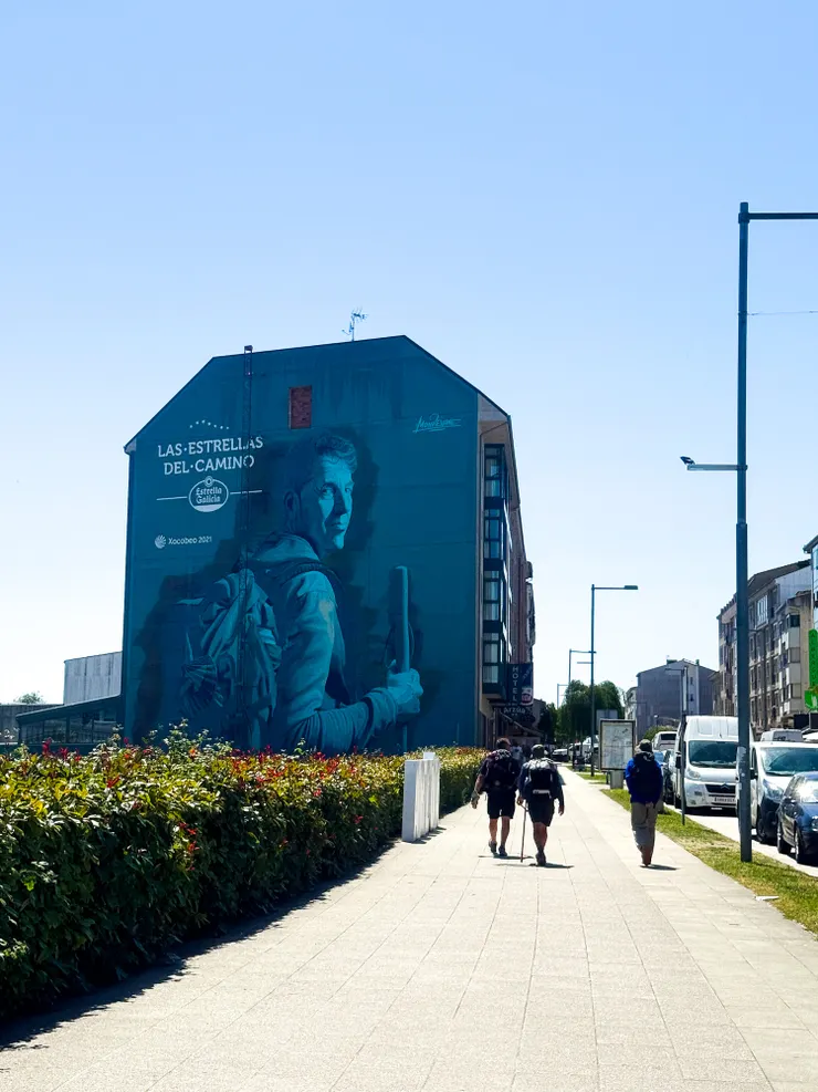 今晚的hotel就在那面牆的位置