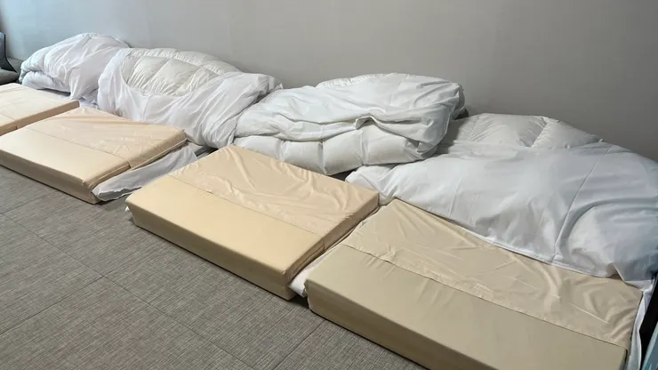 同行友人就表示，他們的床很整齊，因此我想這景象絕非櫃台人員口中的「常態」。