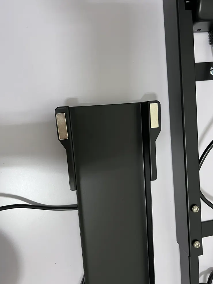 底下的理線盒是用強力磁鐵吸附