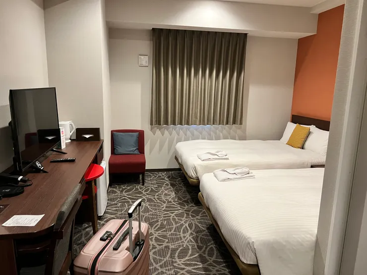 飯店房間，比起記憶中的日本飯店，還算大間😊