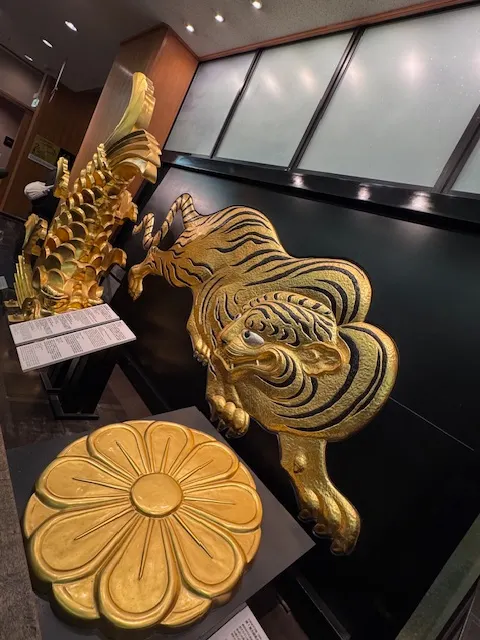 山牆上的金箔紋飾有菊花紋、伏虎及金鯱，photo by bookarchery