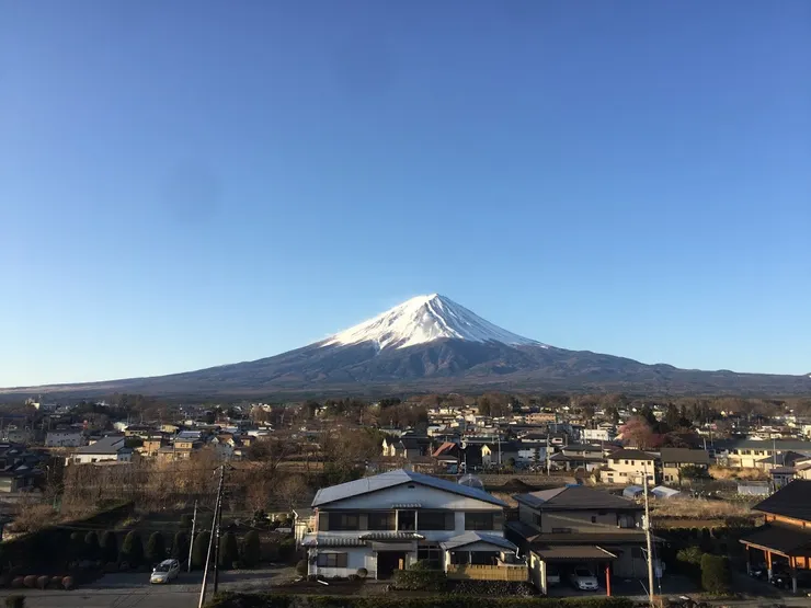 晴空萬里的富士山，美得就像一幅畫