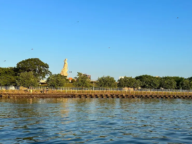 林默娘守護著海上來往的船隻