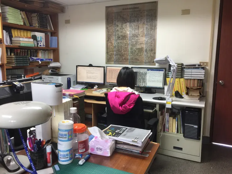 很有研究室的氛圍～第一次體驗多個螢幕工作