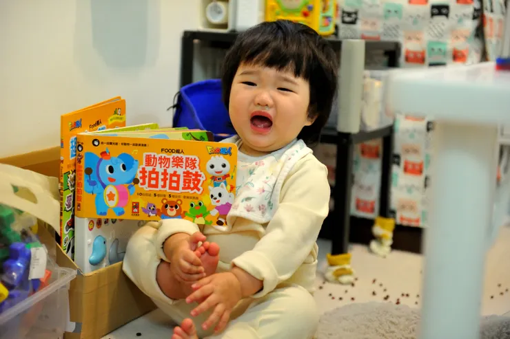 【指頭還不夠靈活，拿不下紅豆，腦羞成怒...】