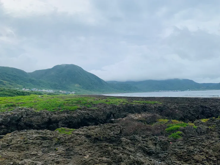 野銀冷泉一旁都是礁岩地形，遠方可見野銀和東清部落