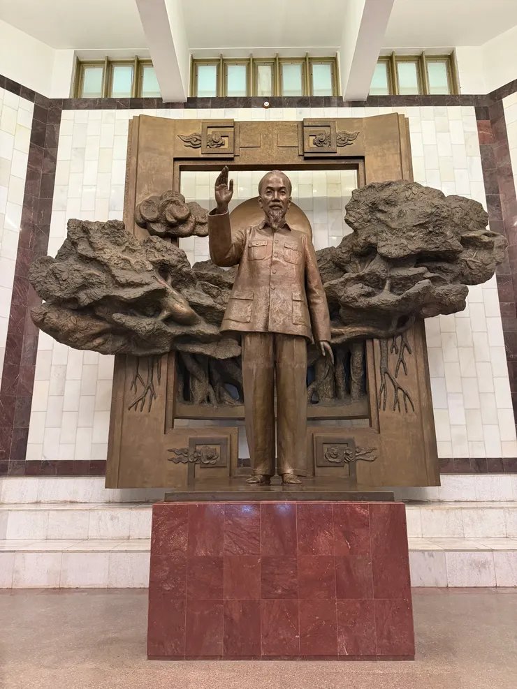 胡志明博物館,館內雕像