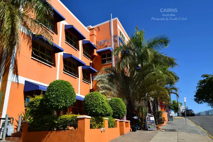 橘色亮眼的外牆，顯得很有精神，背包客棧