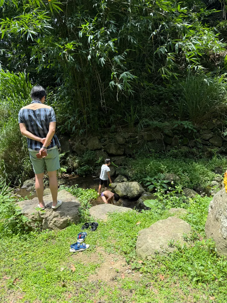 家長帶小孩在野溪戲水