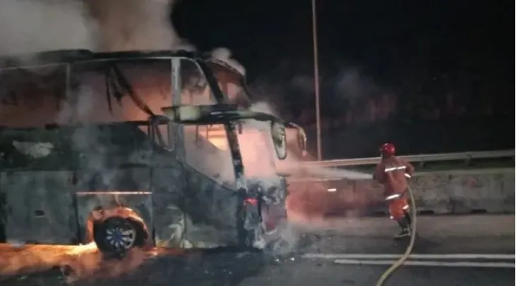photo from suarajakarta.id- https://jakarta.suara.com/read/2020/10/27/080933/muncul-asap-dari-bangku-belakang-bus-sinar-jaya-terbakar-di-tol-jagorawi