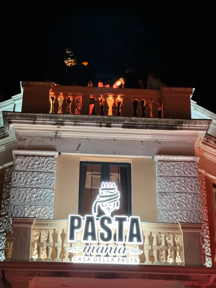 餐廳屋頂上跳舞的男女們