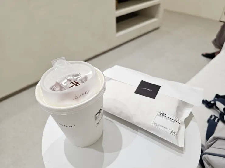 桌子放上飲料和三明治就顯得有點小。