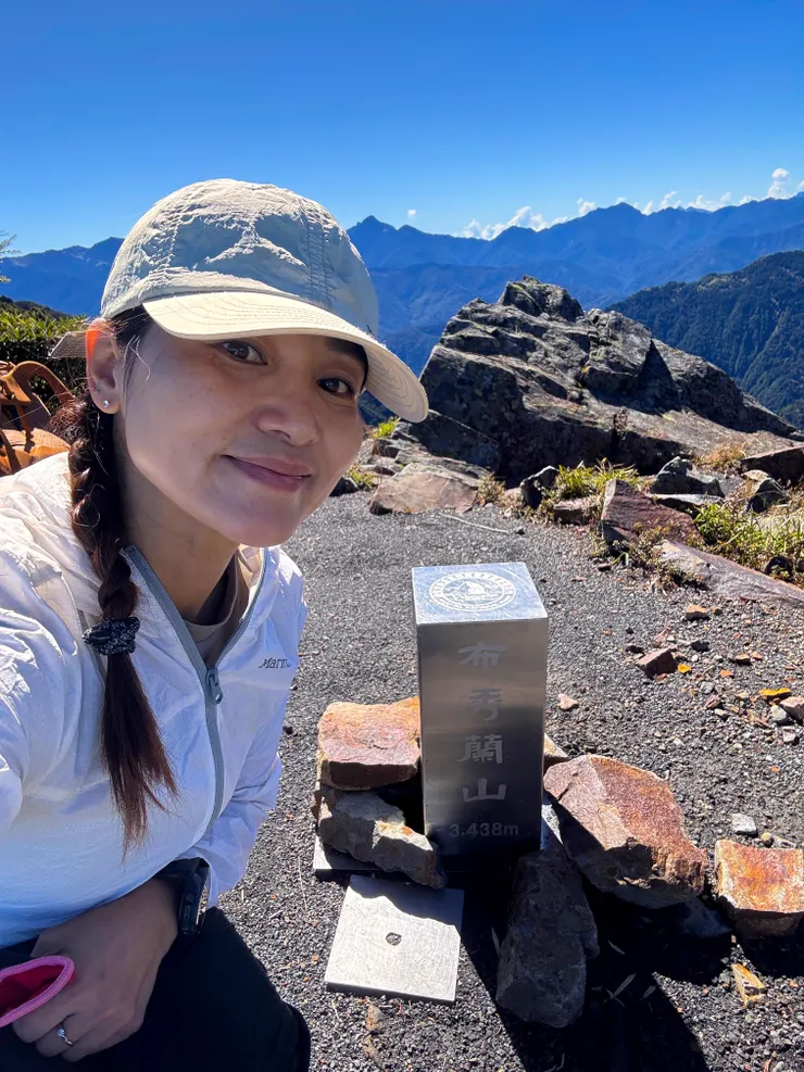 銀柱上刻著布秀蘭山 ？？  那石頭布秀蘭山是哪位？？ 