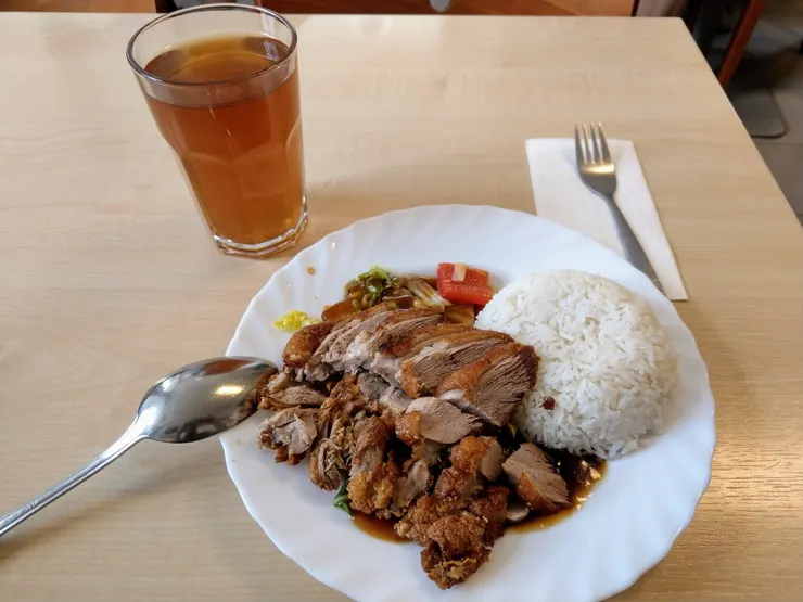 點了一份招牌烤鴨飯和一杯冰茶(微糖),一共才11.5€。去骨的脆皮烤鴨與豬肩肉的金黃脆皮不相上下。