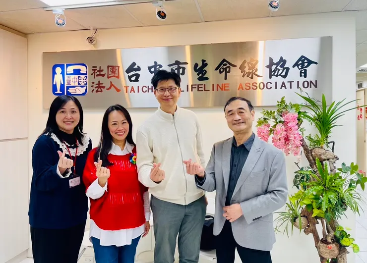 演講後與與先生蕭順基老師（右二）、台中市生命線協會副主任廖純兒（左一）及陳益世督導（右一）合影