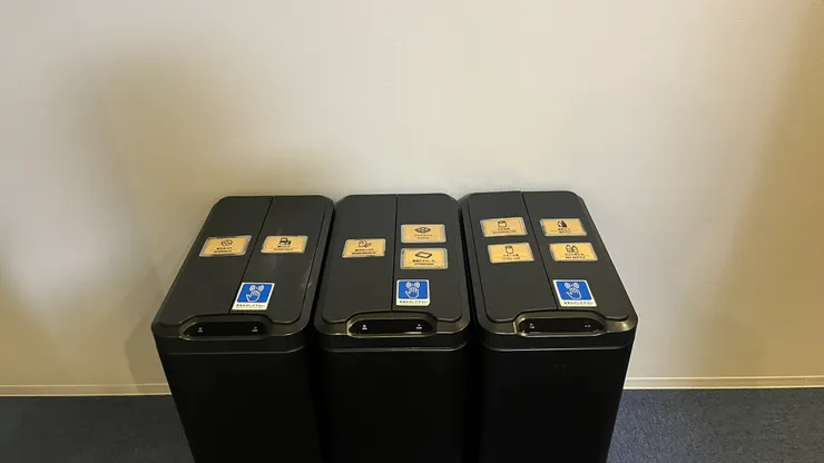 使用感應式垃圾桶，手可以不要碰到蓋子。