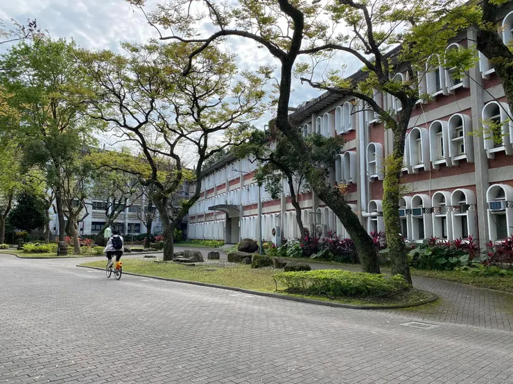 位於舟山路上的地質系館，隔壁是歷史建築鹿鳴堂