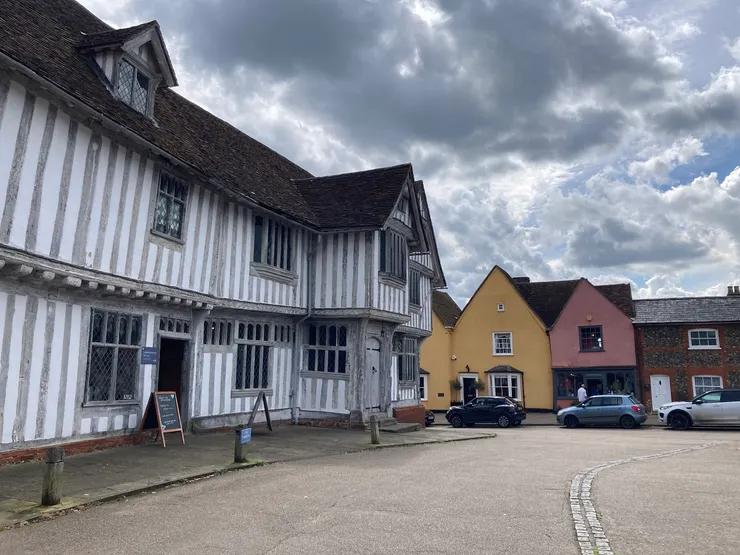 Lavenham Guildhall (左方白色建築)