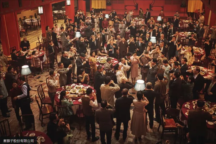 在第一集中,主角林燈出手的闊綽以及氣派,都是他的水泥工人好朋友們。圖片來源自:elle.com/tw